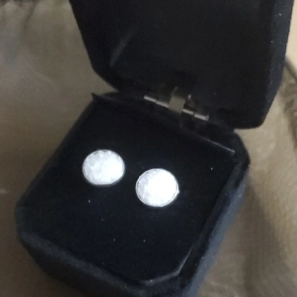 Elegant White Stud Earrings - Picture 4 of 5